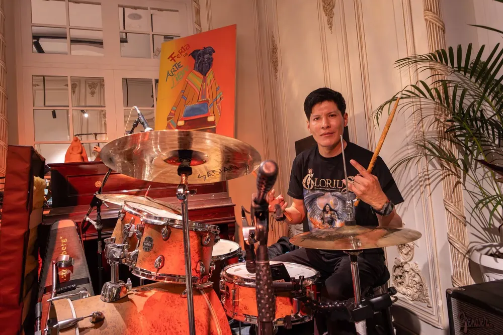 Baterista de GLORIUS en una presentación