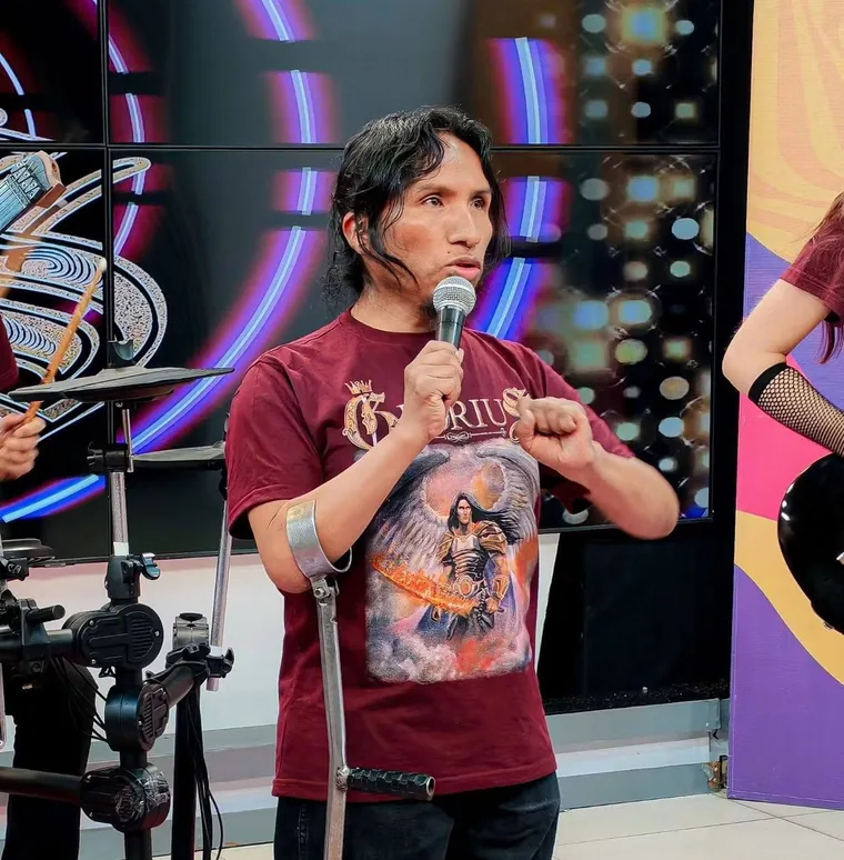 Cantante de GLORIUS interpretando una canción con micrófono