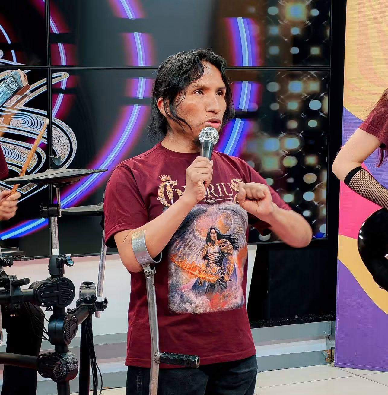 Cantante de GLORIUS interpretando una canción