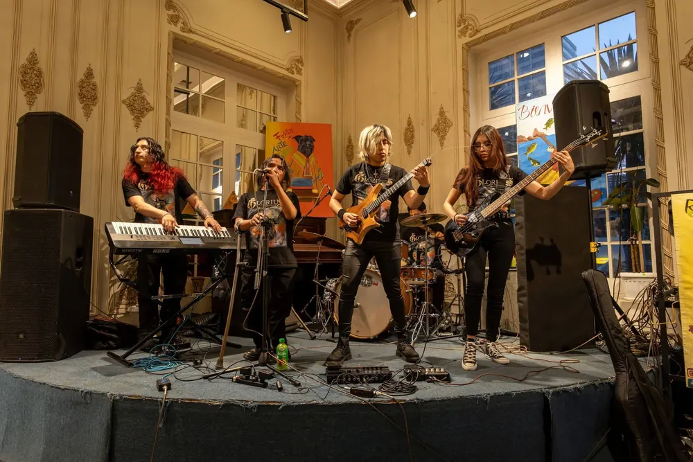 GLORIUS en vivo con todos sus músicos sobre el escenario