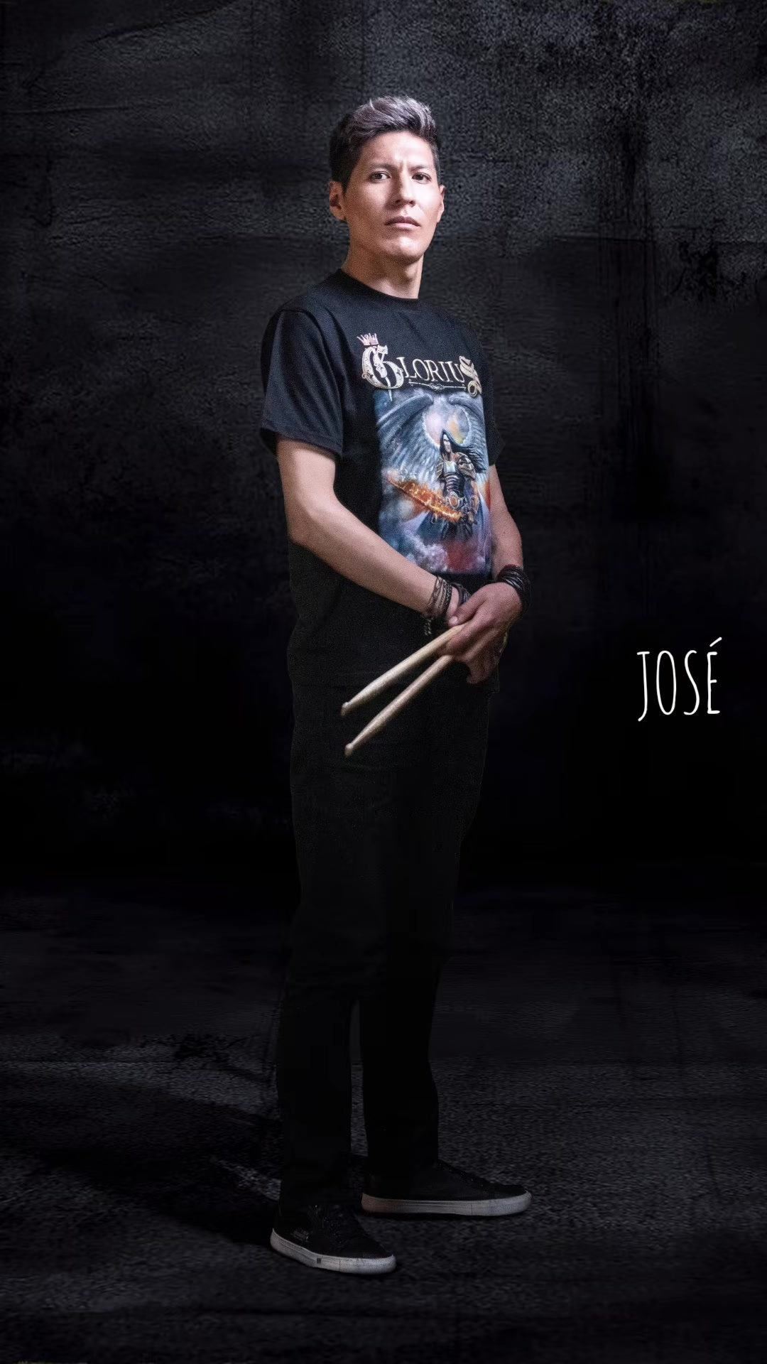 Fotografía de cuerpo completo de José extraída del video de GLORIUS