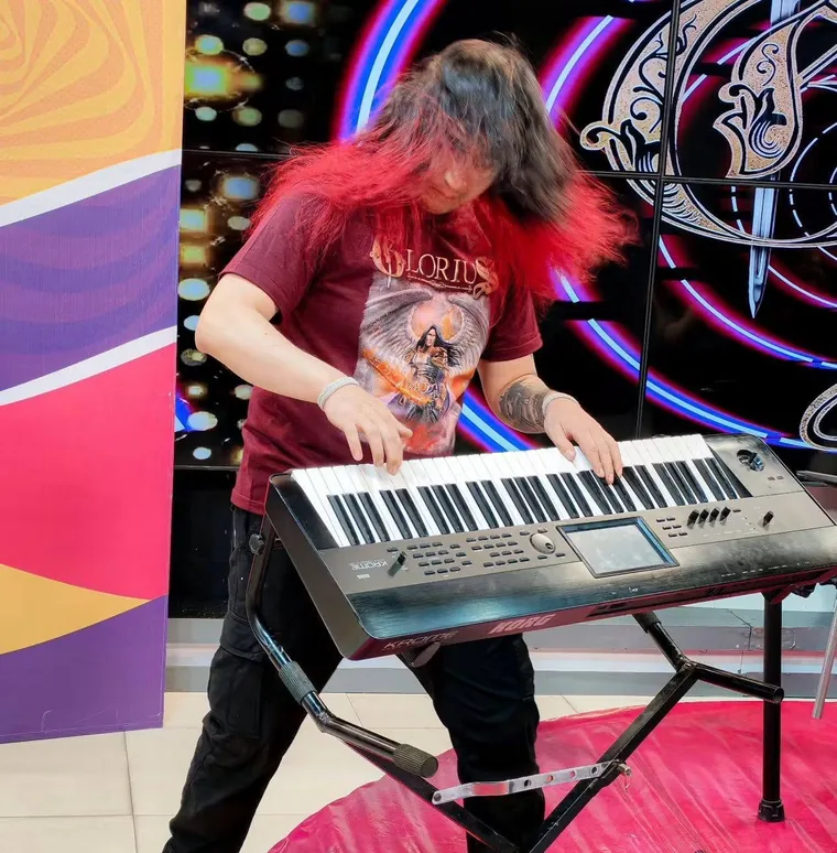 Tecladista de GLORIUS interpretando una canción en vivo